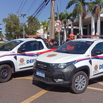 Força-tarefa atua na retirada de situações de riscos defronte à Santa Casa, em Presidente Prudente